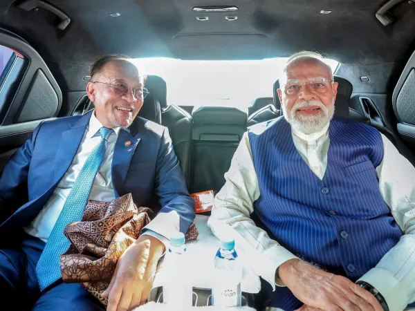 मलेशिया में पीएम मोदी का जोरदार स्वागत, प्रधानमंत्री इब्राहिम के साथ कार की सवारी